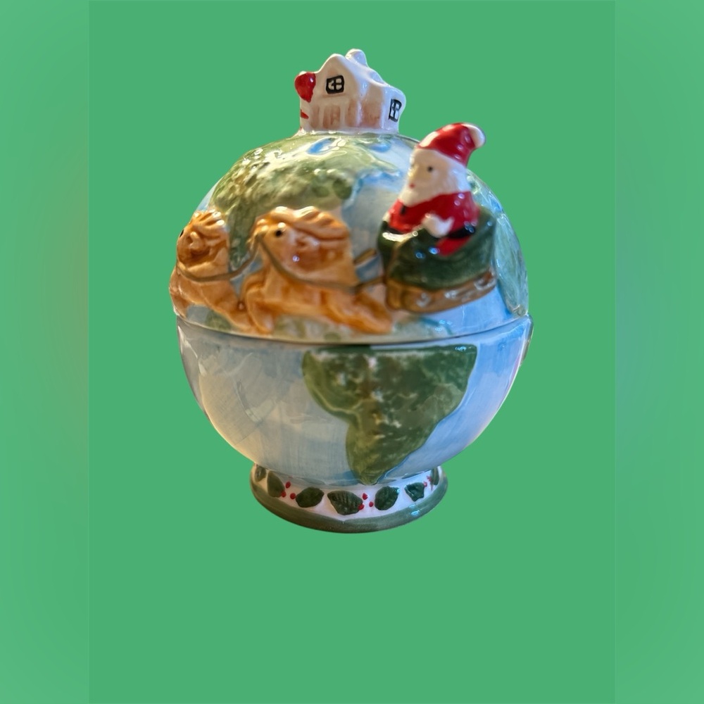 Vintage Christmas Globe Salt Pepper Shakers Santa Holiday Hand Painted UNIQUE‎